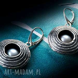 srebrne kolczyki z perłą, wiszące kolczyki oksydowane, teksturowane