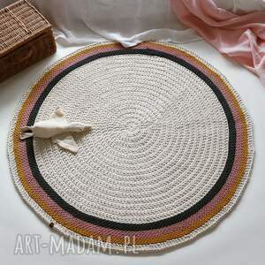 szydełkowy okrągły dywan w kolorowe paski dla dziecka do pokoju