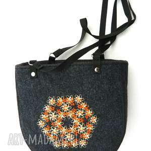 handmade torebki torba filcowa na ramię z oryginalnym kwiatowym haftem
