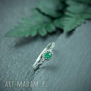 srebrny pierścionek z zielonym awenturynem i zdobioną obrączką flora
