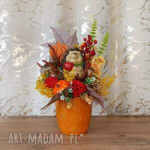 dekoracja jesienna w ceramicznej osłonce kompozycja z jeżykiem