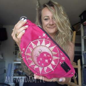 Fuksjowy nerka, haftowana, księżyc, magiczna