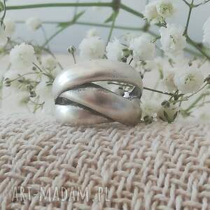 potrójna obrączka, delikatny pierścionek, artystyczna biżuteria minimalistyczny