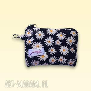 Mały czarny portfelik w stokrotki - etui na karty