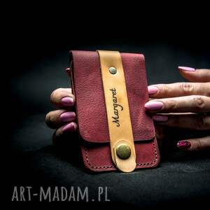 handmade mały skorzany portfel na karty w kolorze malinowym, ręcznie wykonany pokrowiec
