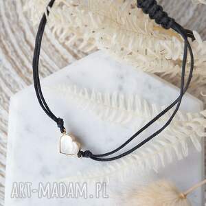 minimalistyczna bransoletka sznureczkwa z serduszkiem serce perłowe, masa