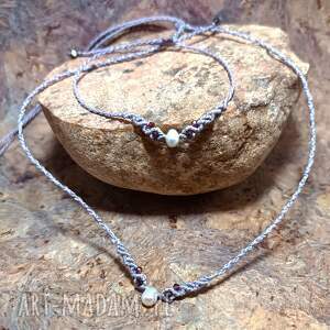 mała srebrna granat i perła w makramie delikatny pleciony komplet kamienie