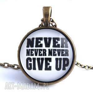 medalion never give up 1028, up, napis
