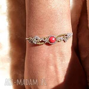 ogród z koralem w makramie ażurowa bransoletka pleciona złoto ecru makrama