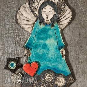 ceramiczny wiszący aniołek z sercem, dekoracja świąteczna