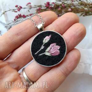 lilie polne naszyjnik noc w magnoliach okrągły bukiet kwiatów romantyczki