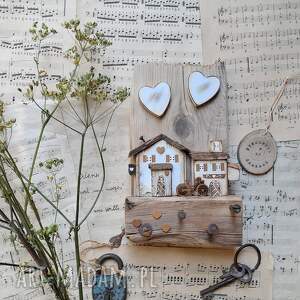 rustykalny wieszak z białymi domkami, na klucze, pomysł prezent