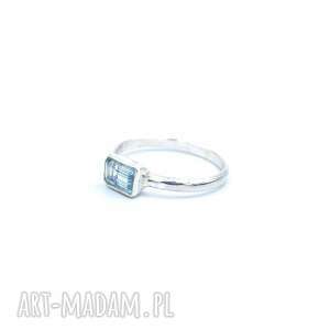 zimowy pierścionek srebrny, topaz minimalistyczny, elegancki delikatny, prezent