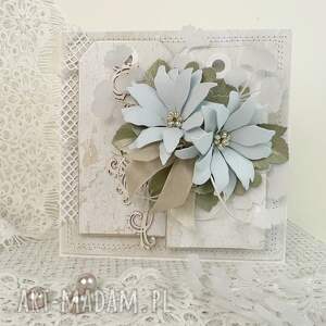 kartka z błękitnymi kwiatami w pudełku ślub, krem, rocznica, urodziny