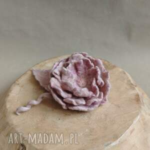 Peonia pastelowa kwiat, broszka filcowana