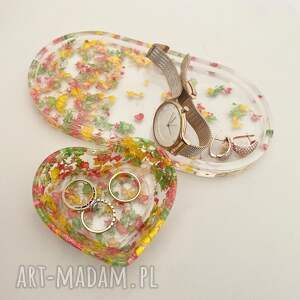 zestaw tacek z żywicy suszonymi kwiatami na biżuterię i drobiazgi, podstawka