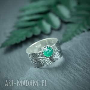 srebrna, szeroka obrączka z wzorem liści i zielonym chalcedonem, pierścionek