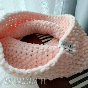 szal różowy na szydełku, komin, pastelowy, z włóczki