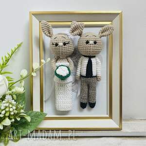 młoda para króliczki w biało-złotej ramce prezent ślubny obraz, dekoracja ślubna