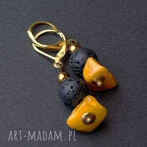 oryginalne kolczyki z mlecznego bursztynu bałtyckiego i lawy wulkanicznej