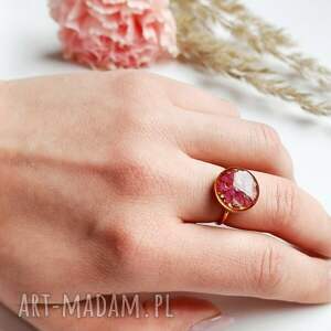 Prezent Pierścionek z żywicy z suszonymi kwiatami płatki róży