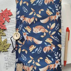 Wodoodporne etui na książkę/notes: liski na granatowym