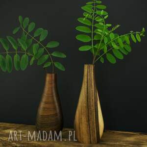 drewniany wazon z orzecha na suszone i świeże kwiaty struktury drewna