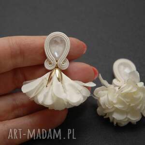 Białe kolczyki sutasz z kwiatkiem - eleganckie wiszące handmade na sztyftach