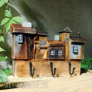 handmade wieszaki cicha uliczka - wieszaczek z drewna, z małymi domkami
