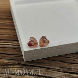Prezent Różane Serduszka - kolczyki z żywicy z zatopionymi kwiatami