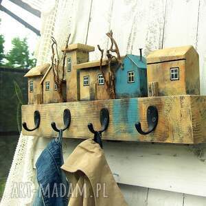 drewniany wieszak ścienny, beżowo - niebieski z domkami ubrania