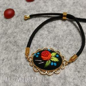 ręcznie haftowana bransoletka madame na filcu stylowo, boho, niebanalnie bez