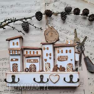 rustykalny wieszak z białymi domkami no 1 klucze prezent
