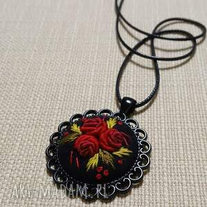 Ręcznie haftowany wisior DLA OLI, haft brazylijski, boho biżuteria