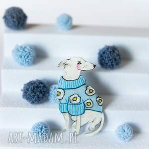 broszka z psem w niebieskim swetrze w duże stokrotki pies, dla psiary, motyw psa