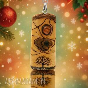 wisiorek z naturalnego drewna orzecha i bursztyn - ręcznie rzeźbiony, wzory