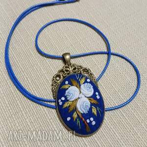 Ręcznie haftowany wisior BIAŁE RÓŻE, haft brazylijski, na filcu