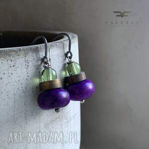 falcOne: Kolczyki dark purple accent green, z mosiądzu, z howlitami, ze szkła, srebrne bigle, biżuteria na co dzień