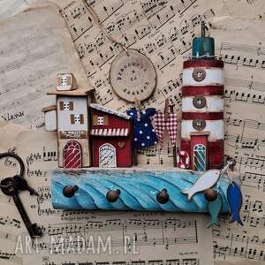 wieszak z nadmorską przystanią, latarnia morska klucze, styl