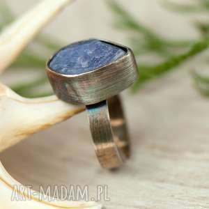 pierścionek srebrny z surowym tanzanitem a631, niebieski kamień