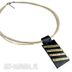 pmpb style czarna skórzana zawieszka ze złotymi paskami na naszyjniku lnianym