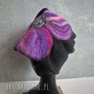 czapka wełniana filcowana zimowa czarna handmade w kwiaty na podszewce