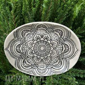 Ceramiczny talerzyk na biżuterię z mandalą - rękodzieło