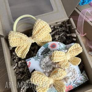Zestaw prezentowy: dwie spinki z szydełkową falbanką i żółtymi kokardami gumka, do włosów