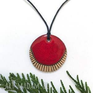 wisiorek ceramiczny w czerwieni z gliny, artystyczna biżuteria
