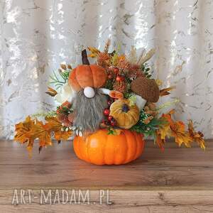 kompozycja jesienna ze skrzatem i grzybem dekoracja w dyni, dekoracje
