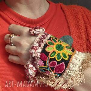 szeroka bransoletka fridalasze uniwersalna ze skóry z ozdobną taśmą świetnie