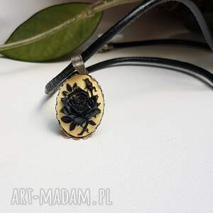 naszyjnik z czarną różą 1256, wisior camea unikat, wisiorek na szyje