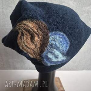 czapka wełniana filcowana zimowa granatowa handmade w kwiaty na podszewce, motyw
