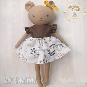 Prezent Miś Zoya przytulanka w brązowej sukieneczce z falbankami